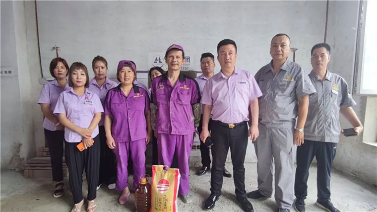 在线男人用机机操女人炎炎夏日，楚航装饰心系一线送清凉、走访慰问工地篇